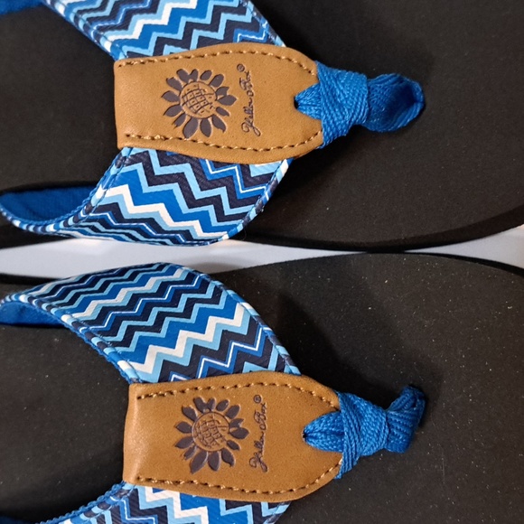 New Women's Yellow Box Flip Flops Sz 7.5 - 3 Tone Blue & White Zigzag pattern - Picture 4 of 6